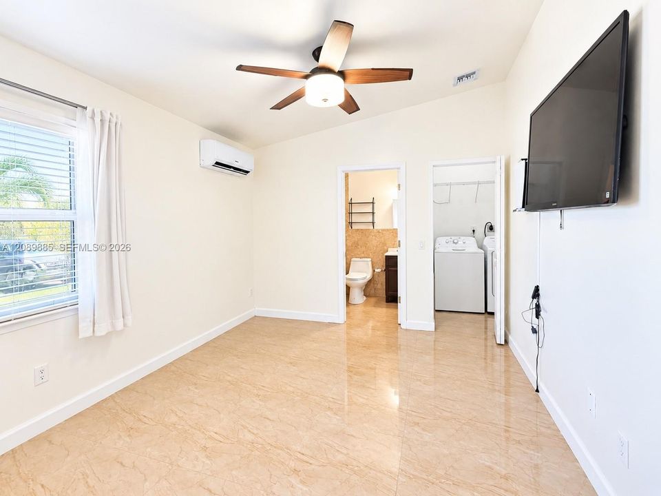 For Rent: $1,600 (1 beds, 1 baths, 1702 Square Feet)