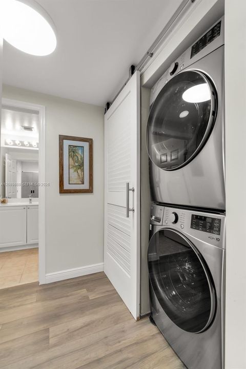 For Sale: $515,000 (2 beds, 2 baths, 1084 Square Feet)