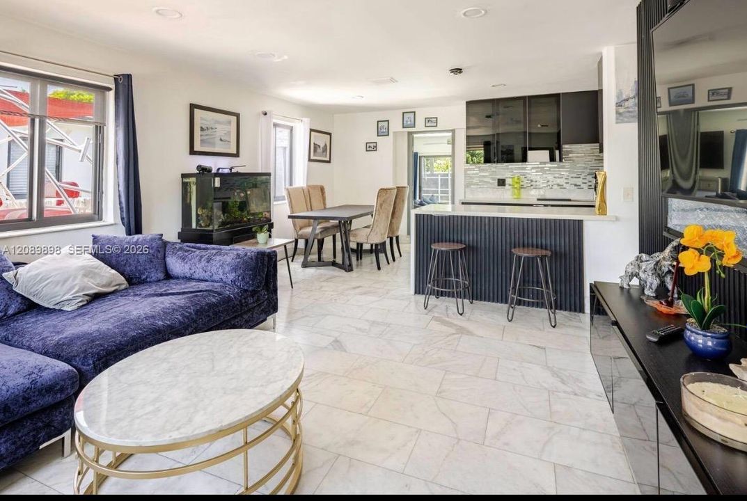 En Venta: $745,000 (3 camas, 2 baños, 1083 Pies cuadrados)