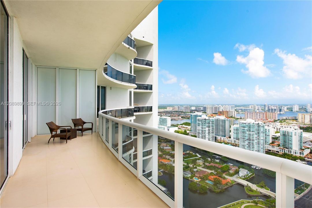 For Sale: $1,750,000 (3 beds, 3 baths, 1979 Square Feet)