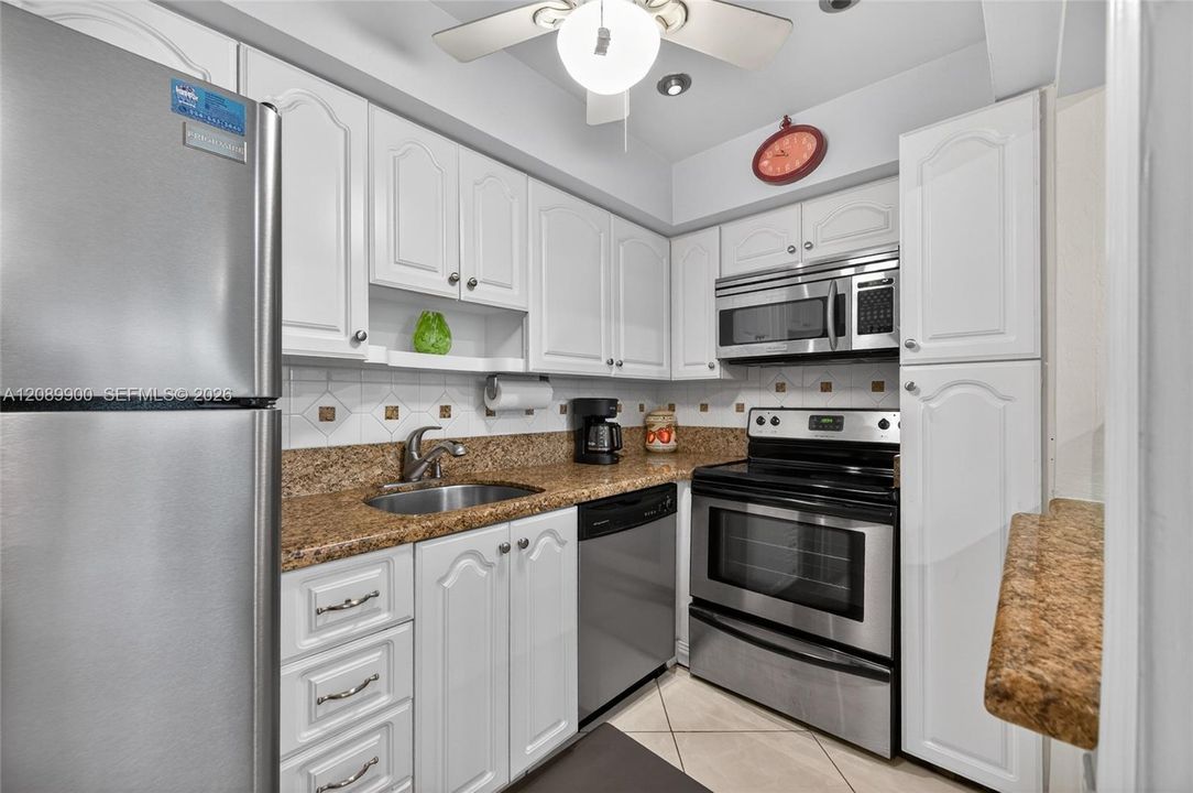 For Sale: $354,900 (2 beds, 2 baths, 815 Square Feet)