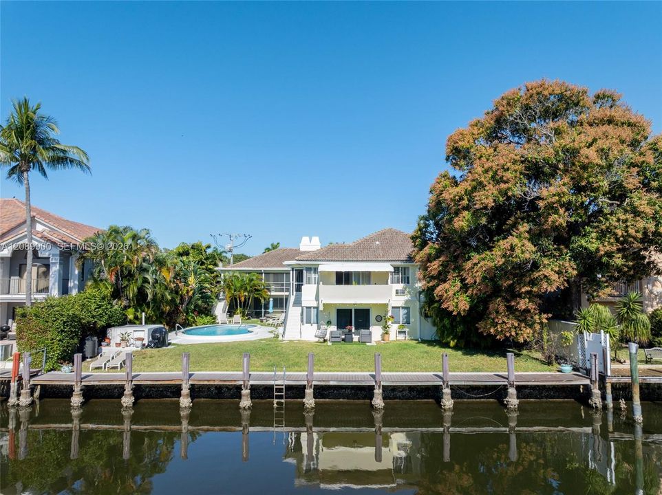 For Sale: $354,900 (2 beds, 2 baths, 815 Square Feet)