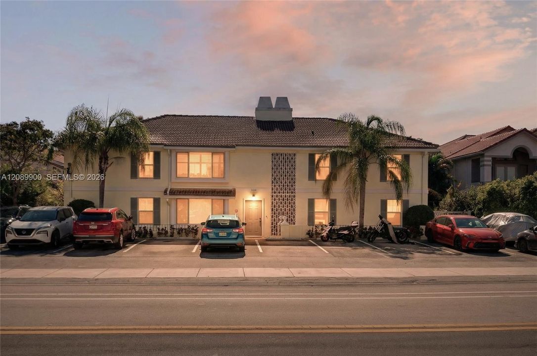 For Sale: $354,900 (2 beds, 2 baths, 815 Square Feet)