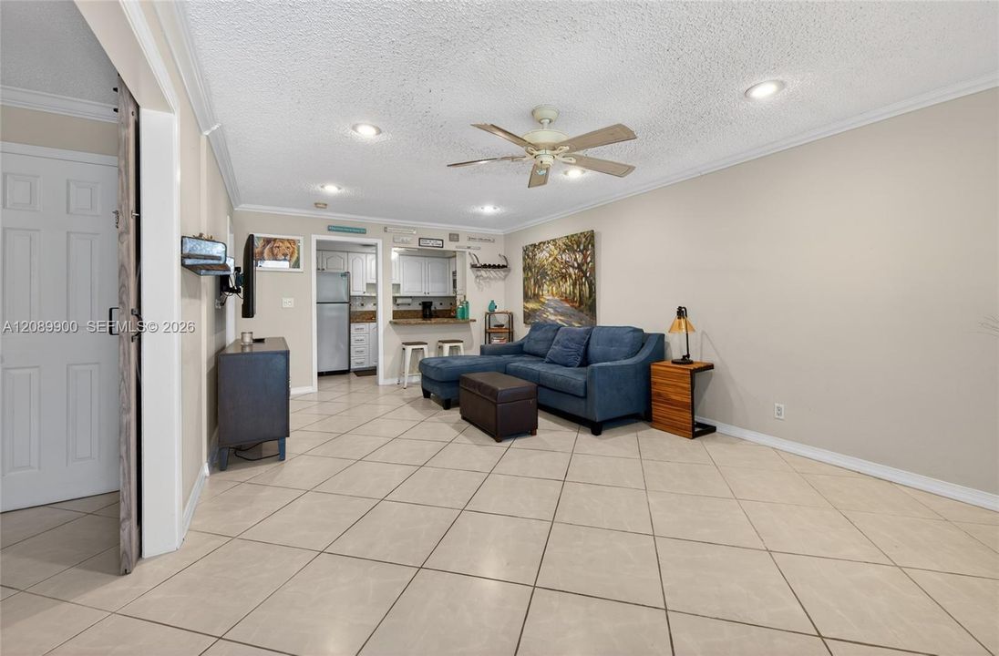 For Sale: $354,900 (2 beds, 2 baths, 815 Square Feet)