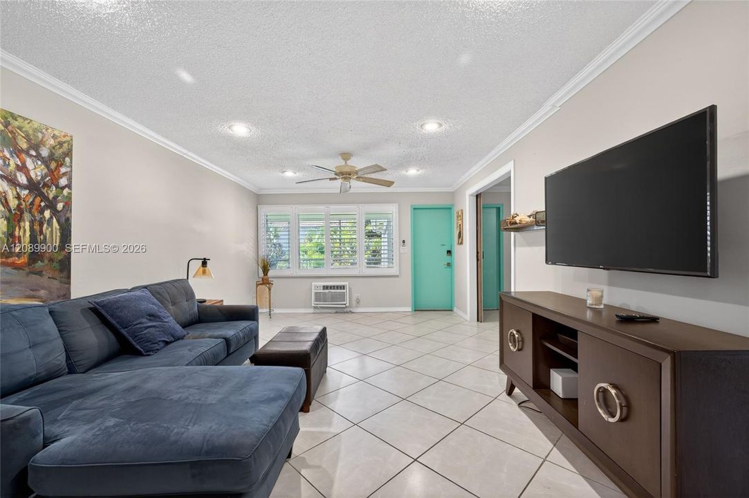 For Sale: $354,900 (2 beds, 2 baths, 815 Square Feet)