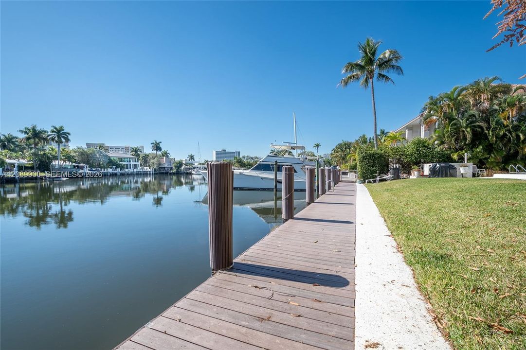For Sale: $354,900 (2 beds, 2 baths, 815 Square Feet)
