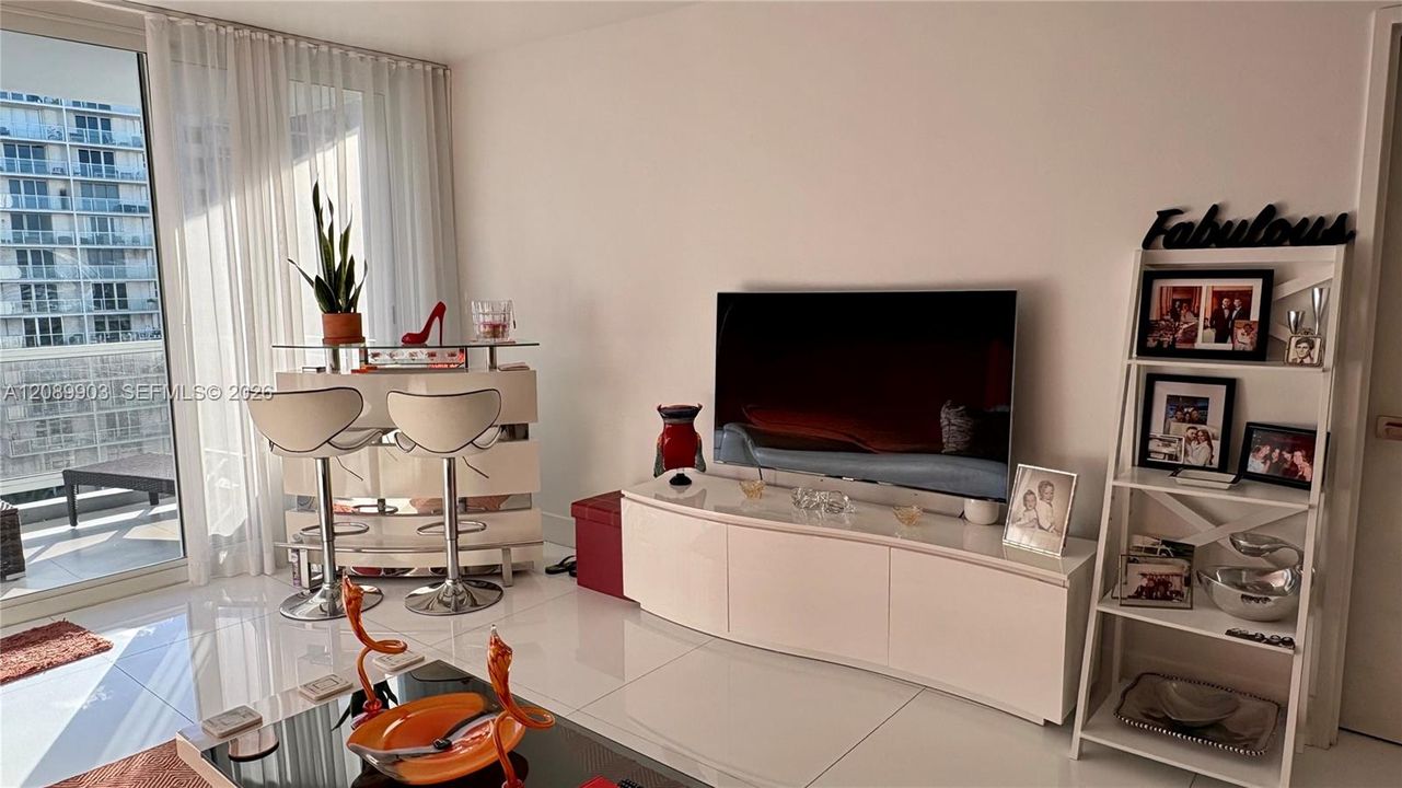 For Sale: $550,000 (2 beds, 2 baths, 1030 Square Feet)