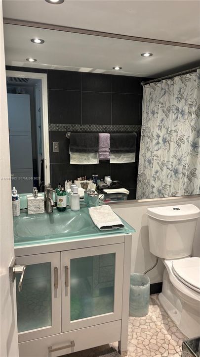 For Sale: $550,000 (2 beds, 2 baths, 1030 Square Feet)