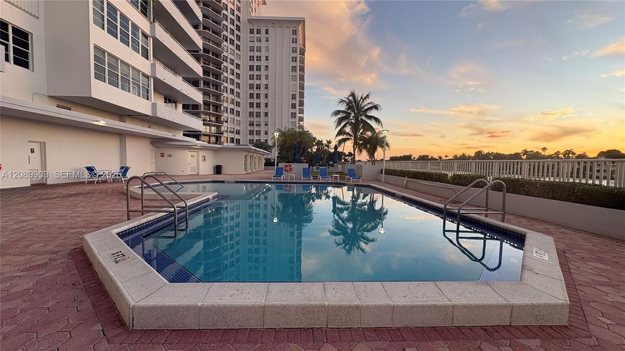For Sale: $550,000 (2 beds, 2 baths, 1030 Square Feet)