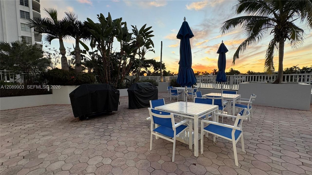 For Sale: $550,000 (2 beds, 2 baths, 1030 Square Feet)
