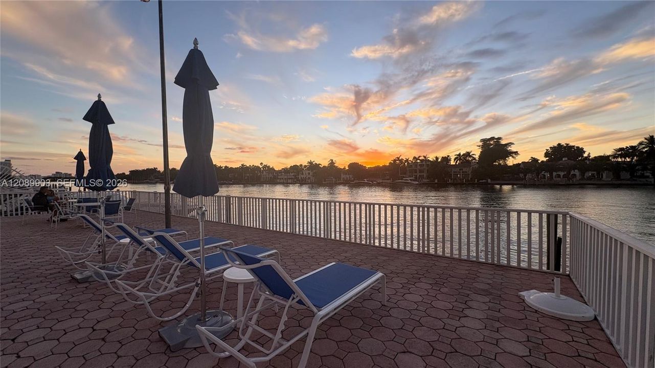 For Sale: $550,000 (2 beds, 2 baths, 1030 Square Feet)