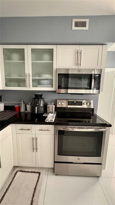 For Sale: $550,000 (2 beds, 2 baths, 1030 Square Feet)