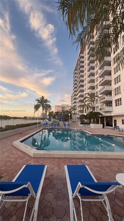 For Sale: $550,000 (2 beds, 2 baths, 1030 Square Feet)