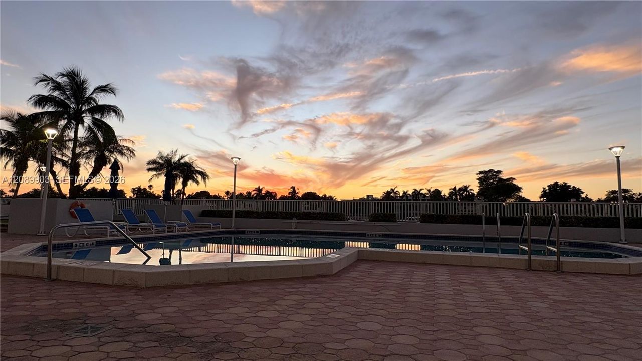 For Sale: $550,000 (2 beds, 2 baths, 1030 Square Feet)
