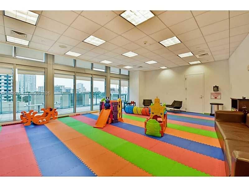 For Rent: $4,200 (2 beds, 2 baths, 1099 Square Feet)