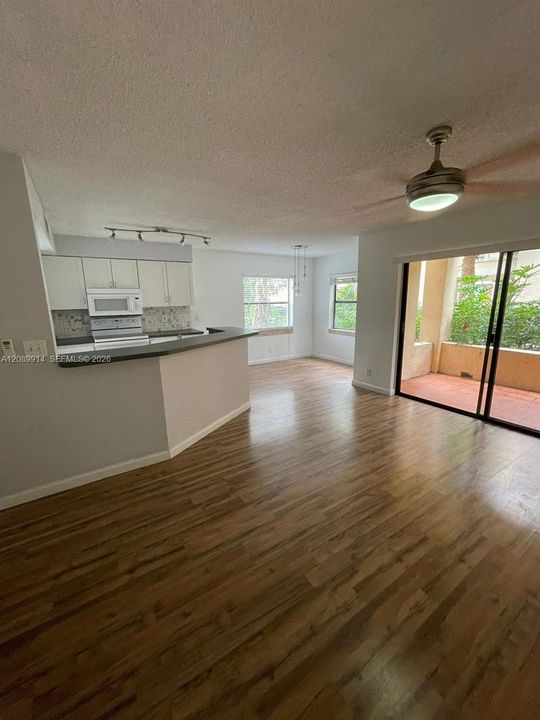 For Sale: $174,900 (1 beds, 1 baths, 754 Square Feet)