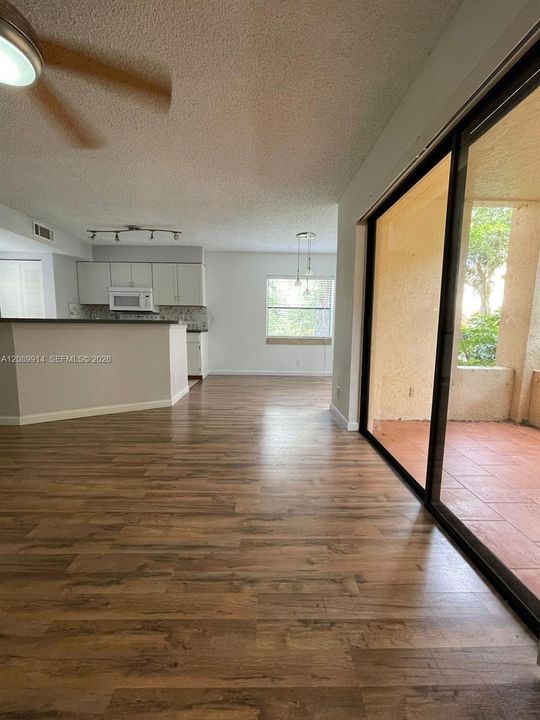 For Sale: $174,900 (1 beds, 1 baths, 754 Square Feet)
