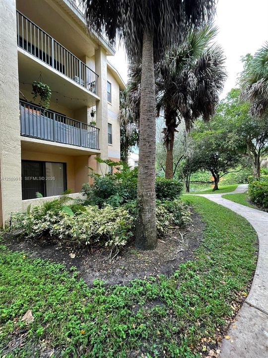 For Sale: $174,900 (1 beds, 1 baths, 754 Square Feet)