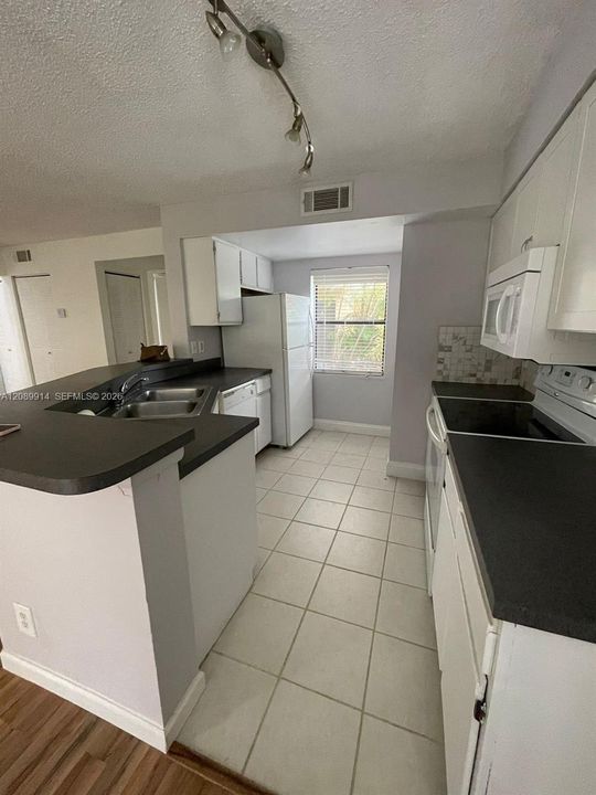 For Sale: $174,900 (1 beds, 1 baths, 754 Square Feet)