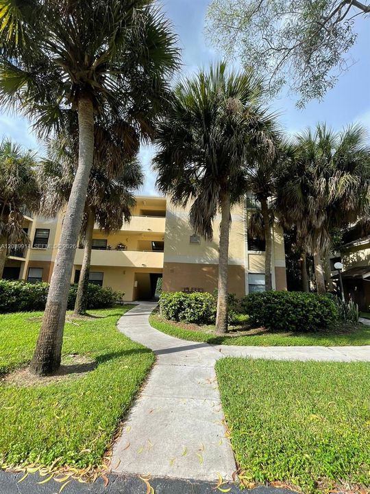 For Sale: $174,900 (1 beds, 1 baths, 754 Square Feet)