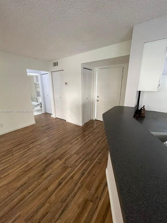 For Sale: $174,900 (1 beds, 1 baths, 754 Square Feet)