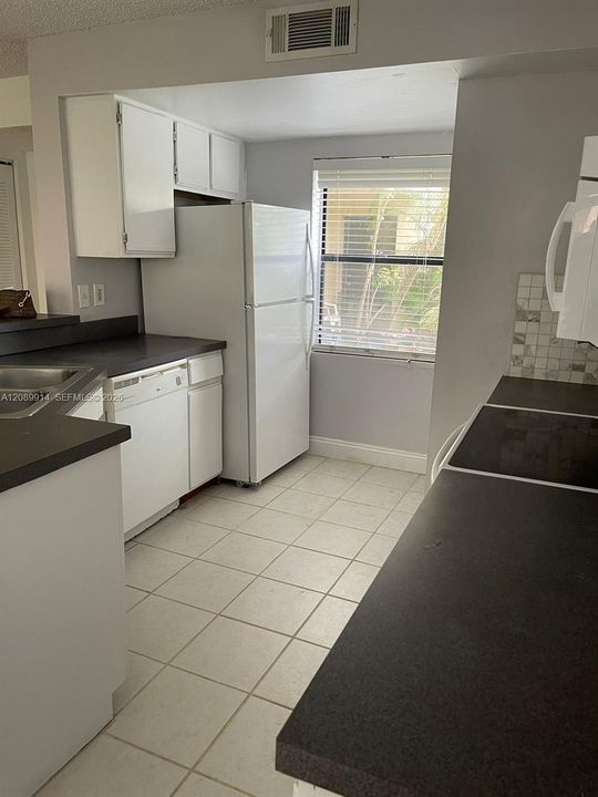 For Sale: $174,900 (1 beds, 1 baths, 754 Square Feet)