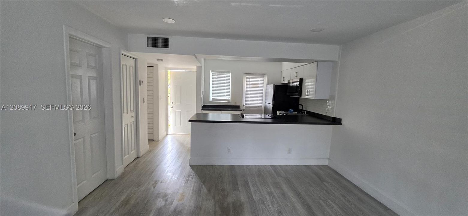 For Rent: $1,800 (1 beds, 1 baths, 800 Square Feet)