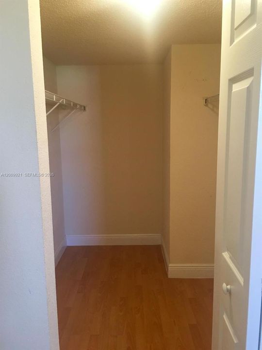 For Sale: $235,000 (2 beds, 2 baths, 986 Square Feet)