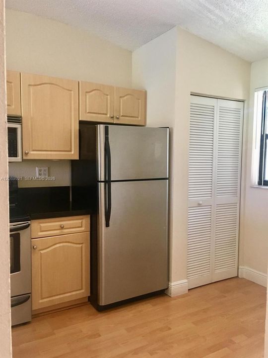For Sale: $235,000 (2 beds, 2 baths, 986 Square Feet)