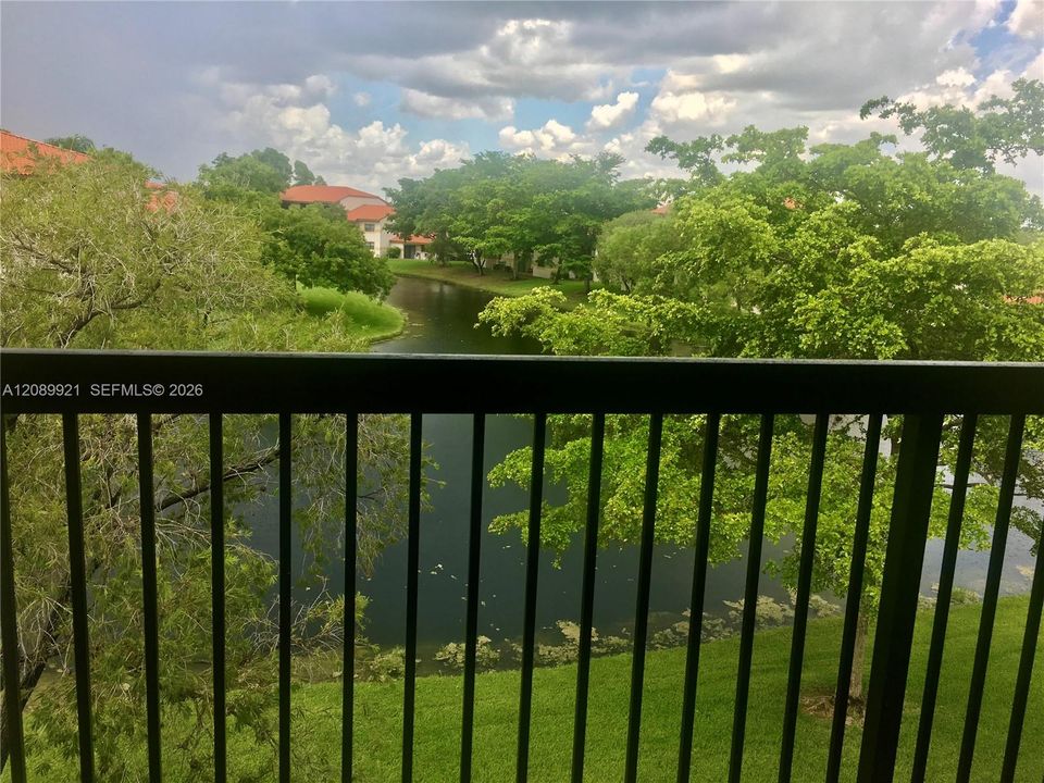 For Sale: $235,000 (2 beds, 2 baths, 986 Square Feet)