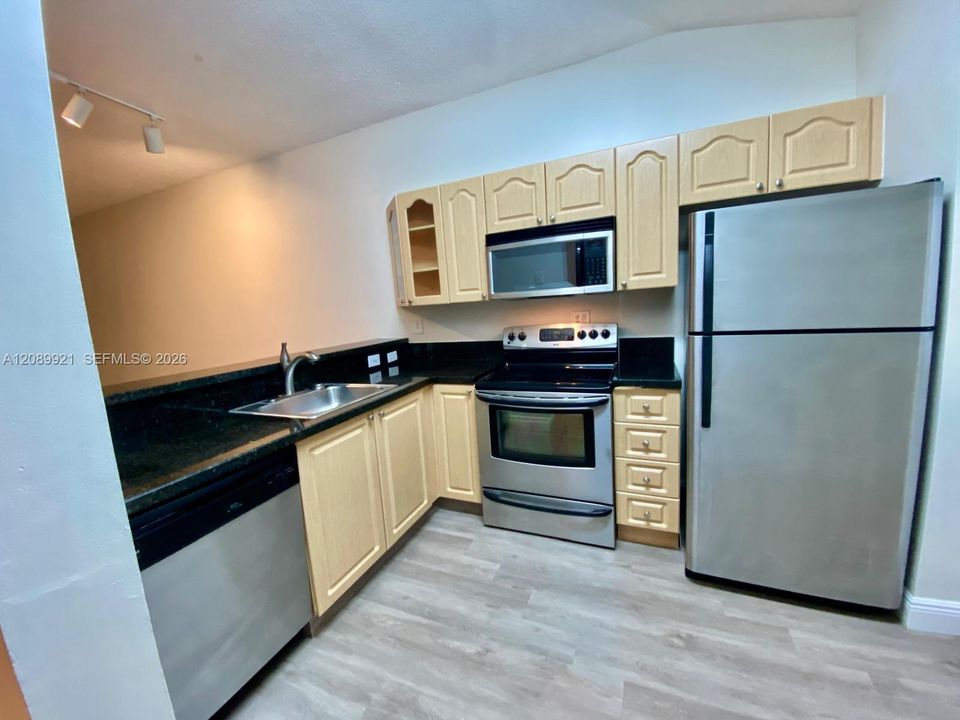 For Sale: $235,000 (2 beds, 2 baths, 986 Square Feet)