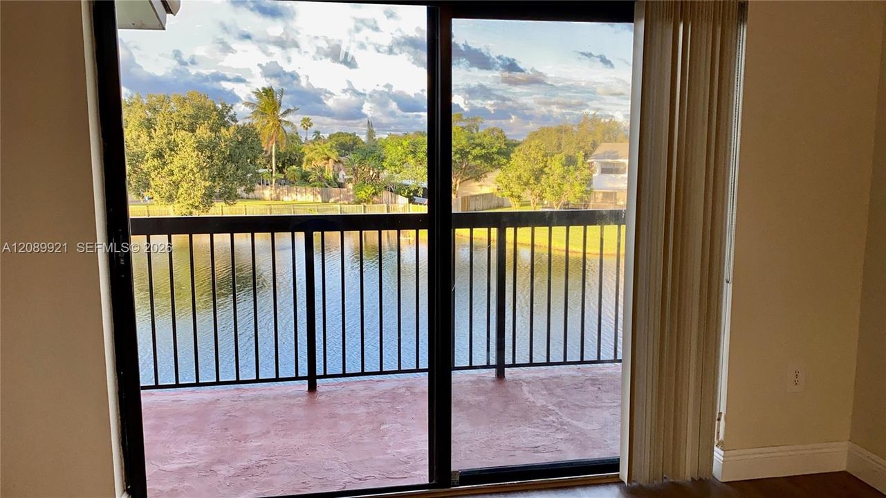 For Sale: $235,000 (2 beds, 2 baths, 986 Square Feet)
