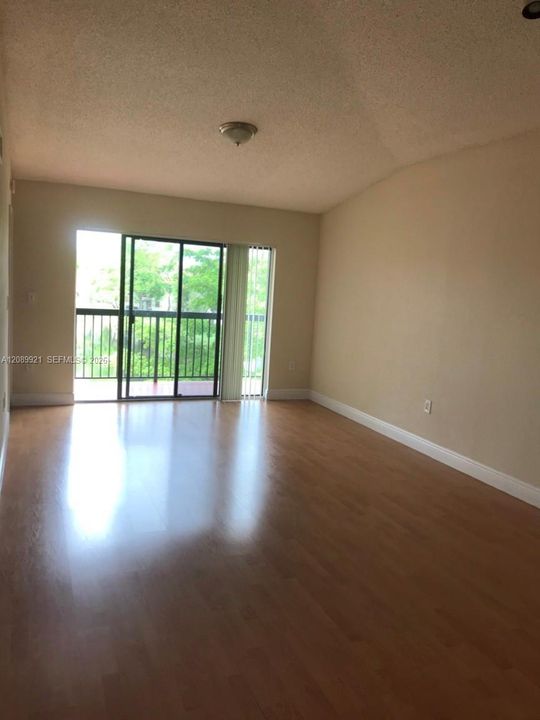 For Sale: $235,000 (2 beds, 2 baths, 986 Square Feet)