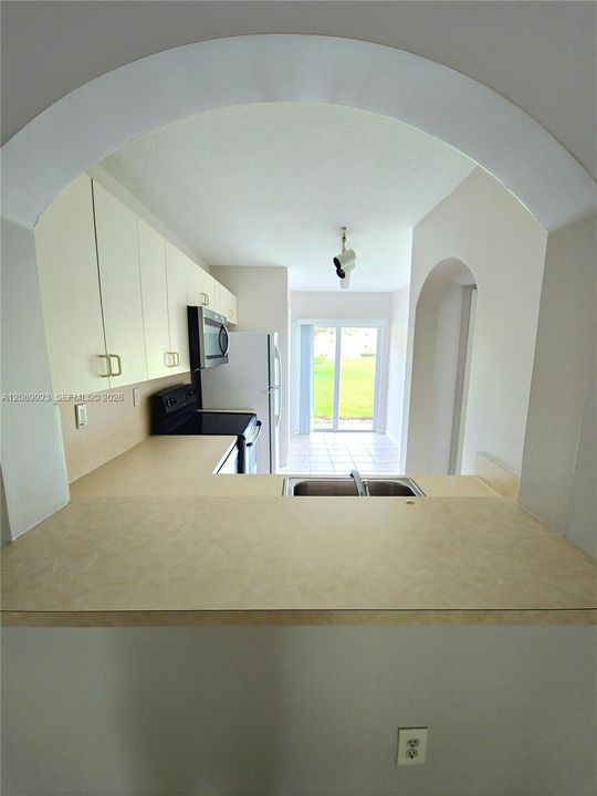 For Sale: $239,900 (2 beds, 2 baths, 920 Square Feet)