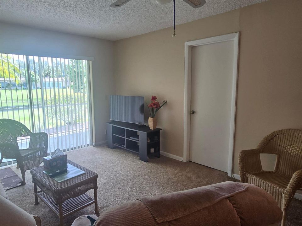 LIVING RM AREA