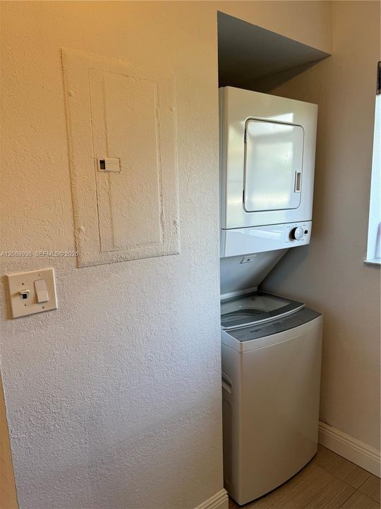 В аренду: $1,850 (2 спален, 1 ванн, 830 Квадратных фут)