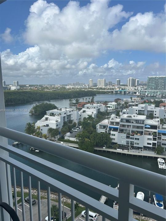 For Sale: $318,000 (2 beds, 2 baths, 1094 Square Feet)