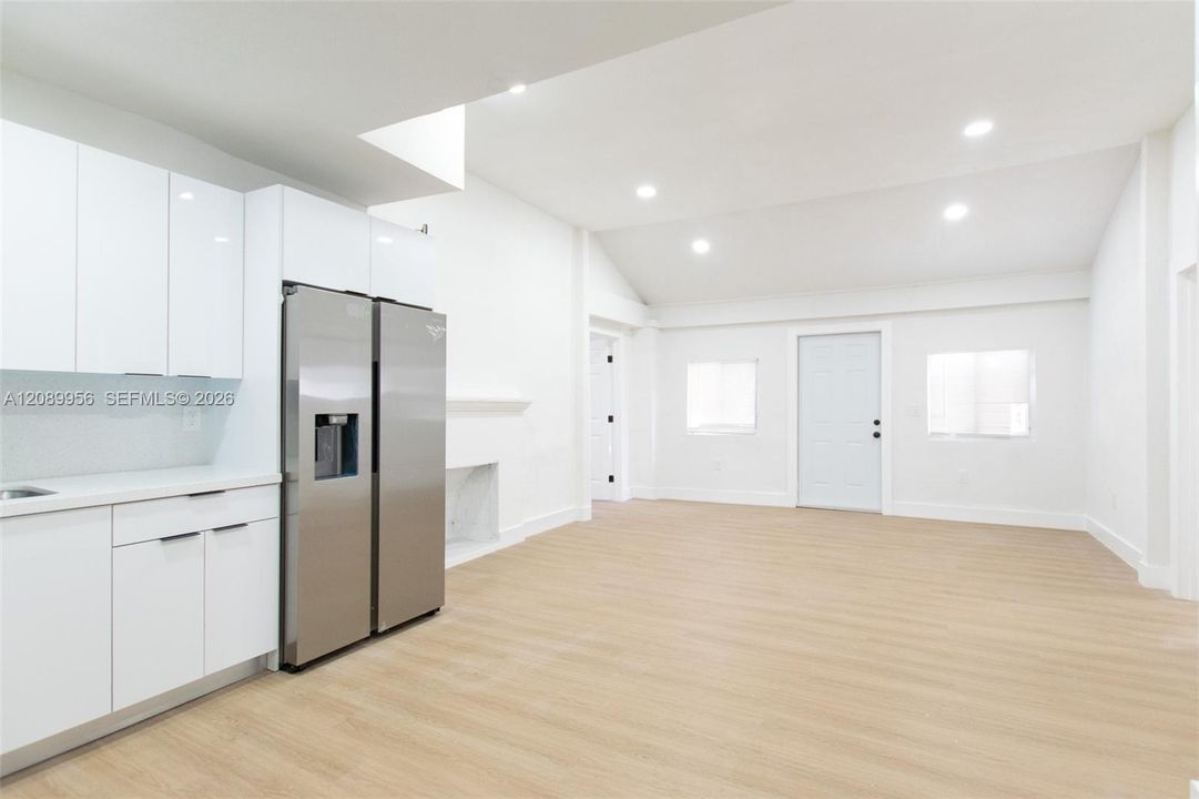 На продажу: $589,000 (4 спален, 2 ванн, 1149 Квадратных фут)