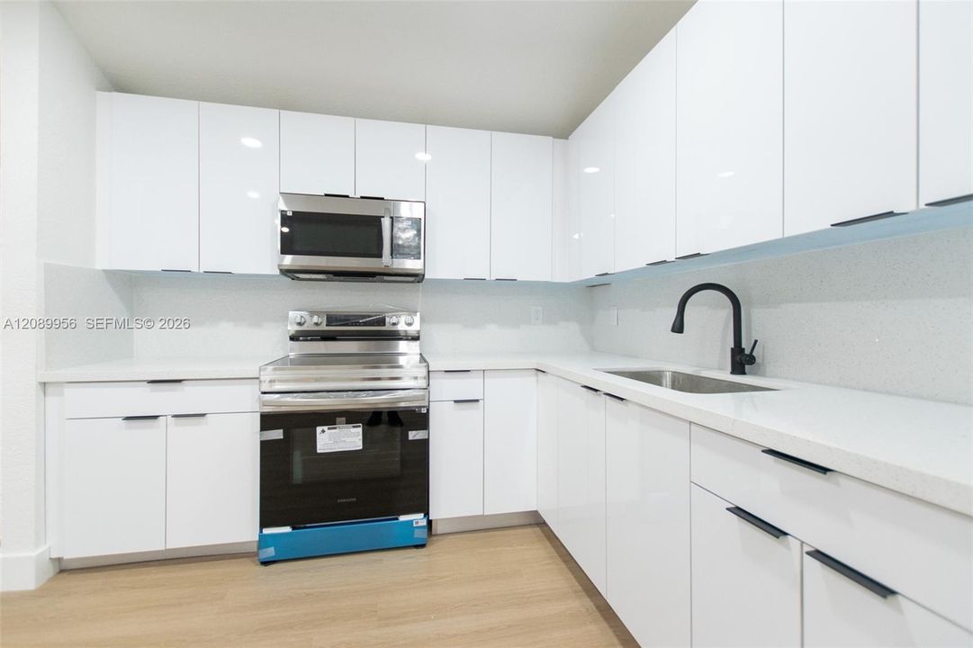 На продажу: $589,000 (4 спален, 2 ванн, 1149 Квадратных фут)