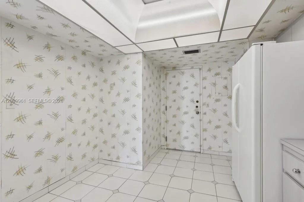 For Sale: $275,000 (2 beds, 2 baths, 1304 Square Feet)