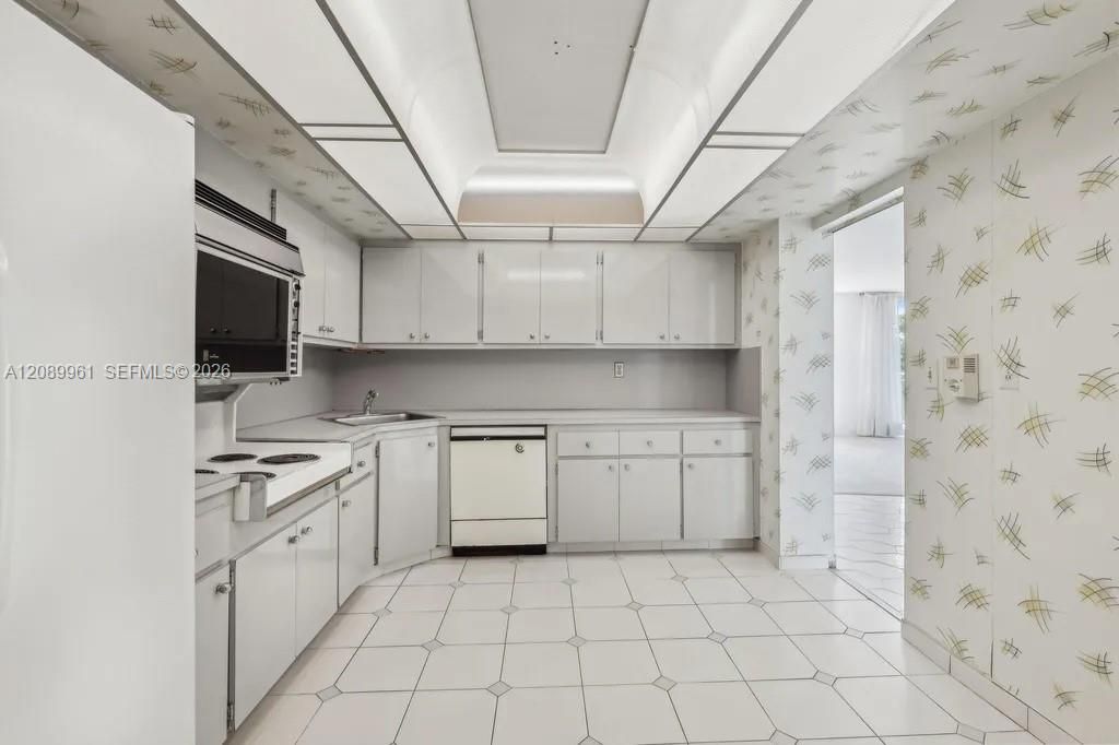 For Sale: $275,000 (2 beds, 2 baths, 1304 Square Feet)