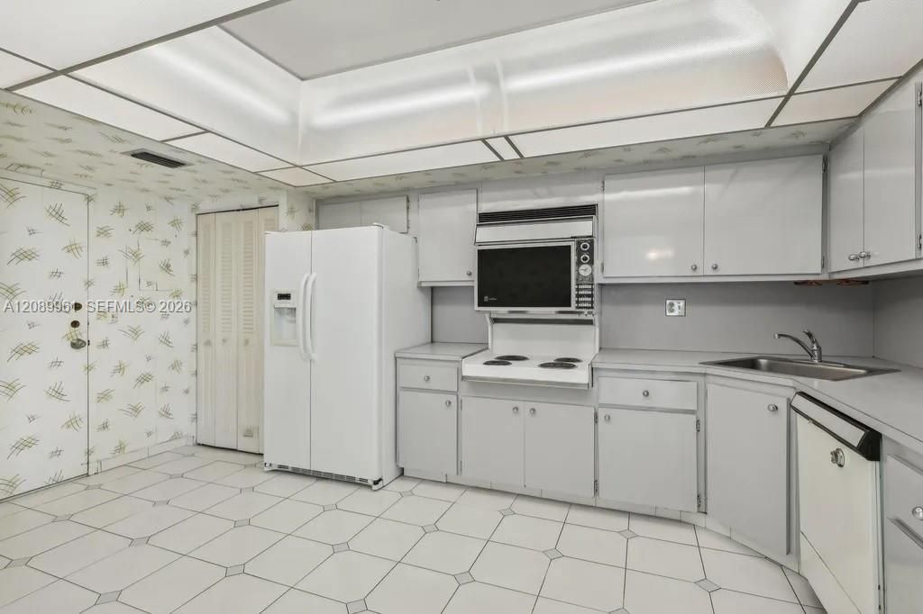 For Sale: $275,000 (2 beds, 2 baths, 1304 Square Feet)