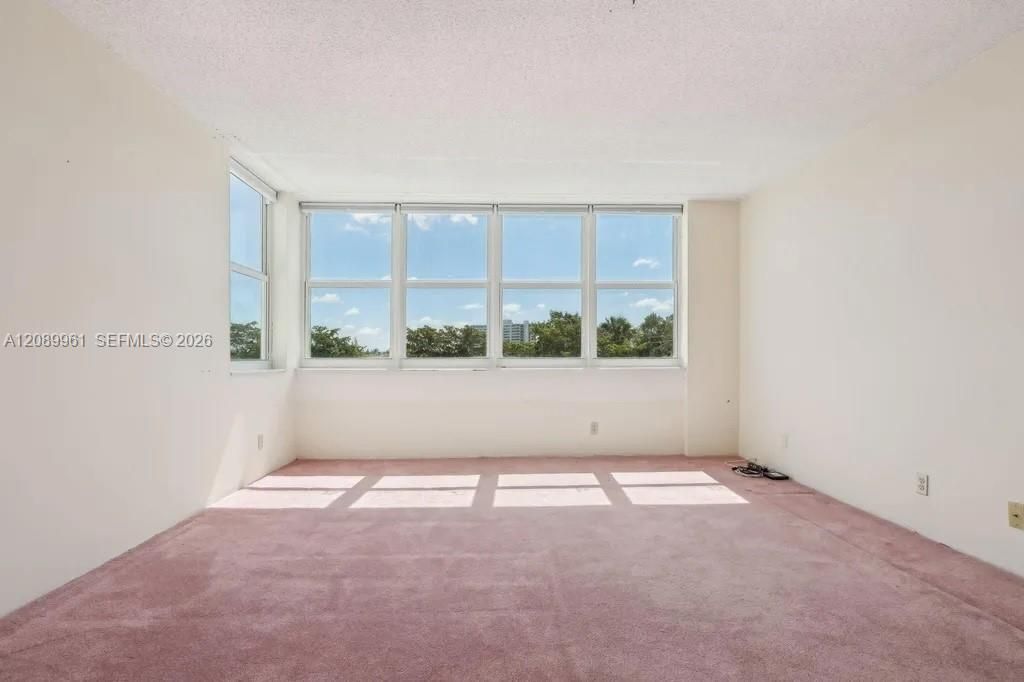 For Sale: $275,000 (2 beds, 2 baths, 1304 Square Feet)