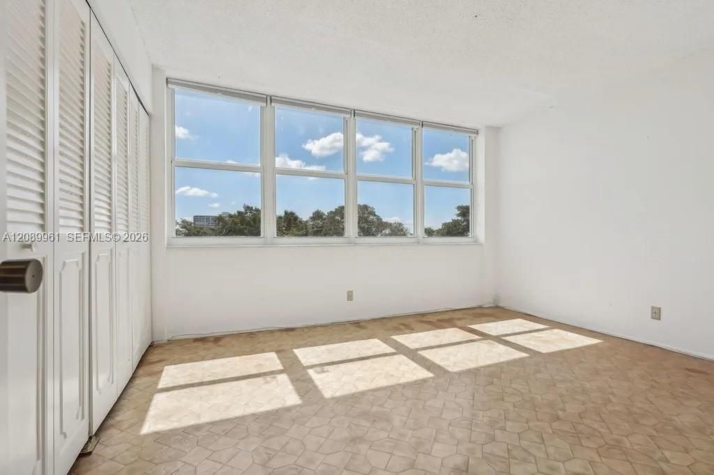 For Sale: $275,000 (2 beds, 2 baths, 1304 Square Feet)