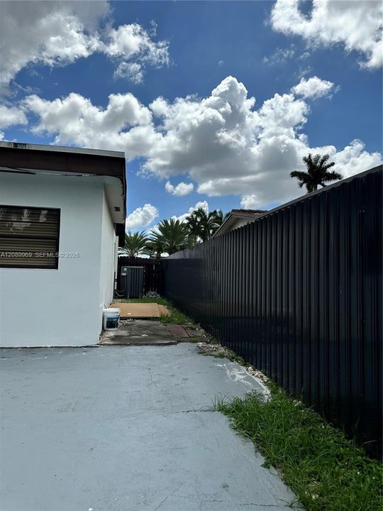 For Rent: $4,300 (4 beds, 2 baths, 2004 Square Feet)