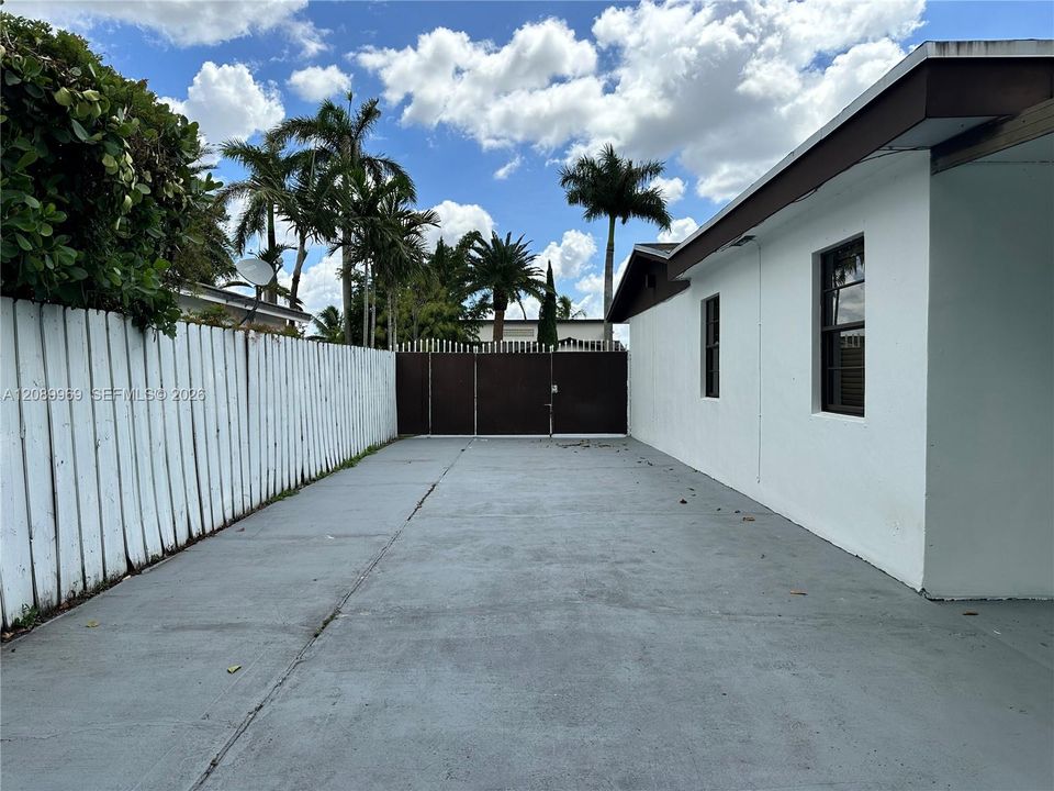 For Rent: $4,300 (4 beds, 2 baths, 2004 Square Feet)