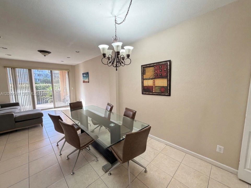For Rent: $2,500 (2 beds, 2 baths, 1015 Square Feet)
