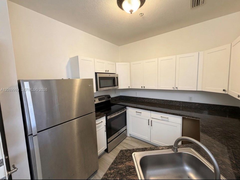 For Rent: $2,500 (2 beds, 2 baths, 1015 Square Feet)