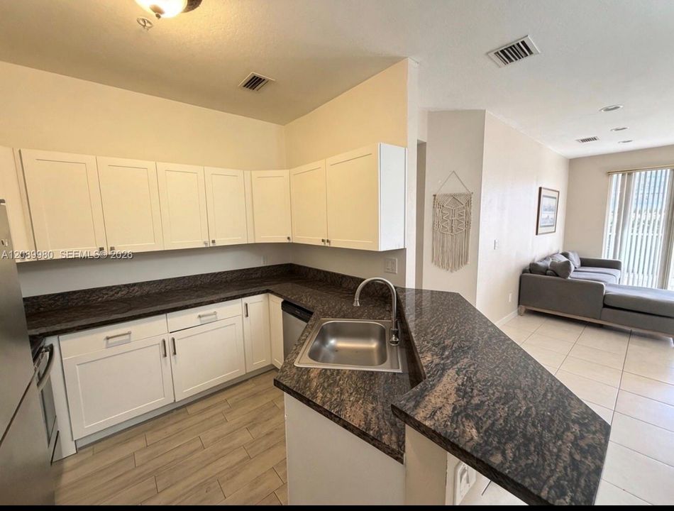 For Rent: $2,500 (2 beds, 2 baths, 1015 Square Feet)