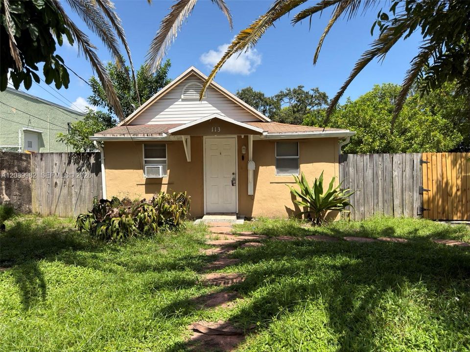 For Sale: $420,000 (1 beds, 1 baths, 870 Square Feet)